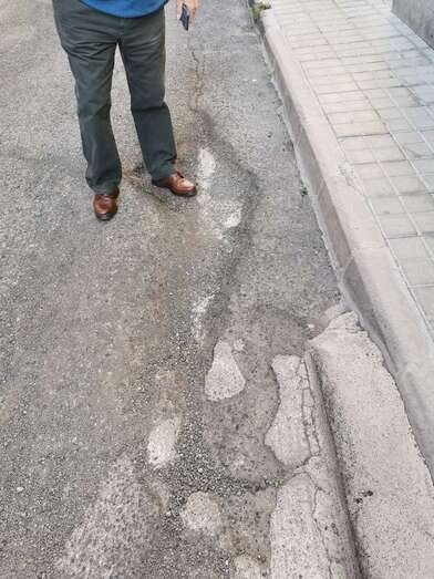 Uno de los baches de la calle (Foto TA)